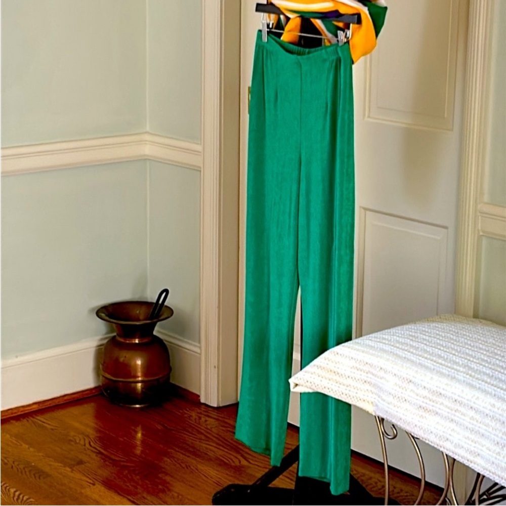 Travelers Green Pants Size Medium St. Patrick’s Day Kelly Green Wrinkle Reistant - Picture 10 of 13